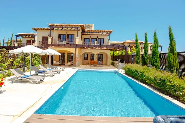 The sunny garden and pool at Villa AJ06